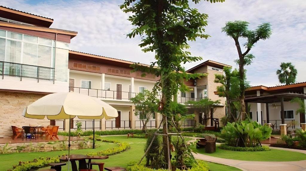 The Park Nangrong Resort Екстериор снимка
